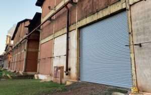 Portão industrial automático de grande porte