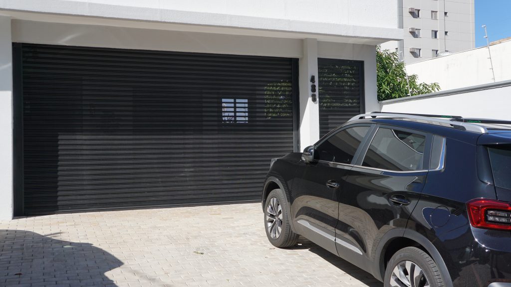 Portão residencial de enrolar automático instalado pela S.R. Peixoto